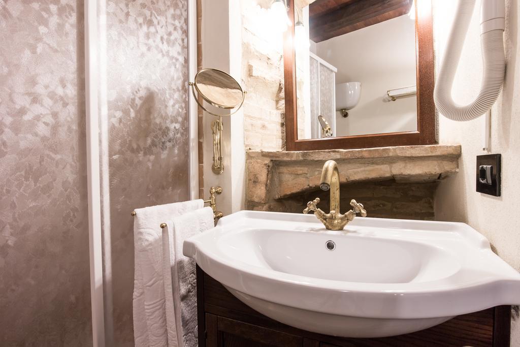 Domus In Castro Bed and Breakfast Montecchio  Δωμάτιο φωτογραφία