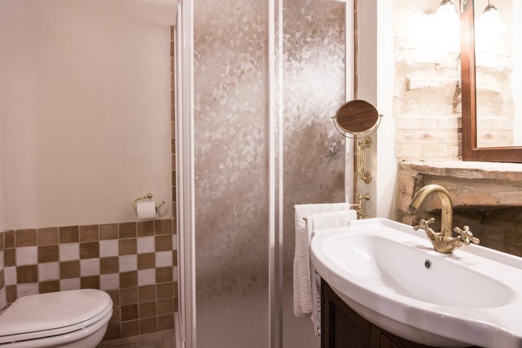 Domus In Castro Bed and Breakfast Montecchio  Δωμάτιο φωτογραφία