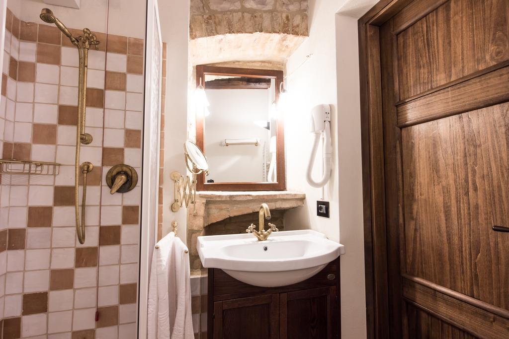 Domus In Castro Bed and Breakfast Montecchio  Δωμάτιο φωτογραφία
